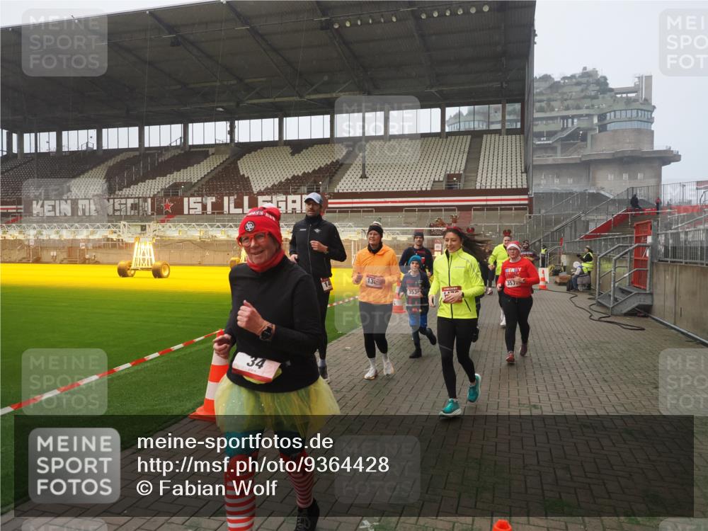 07.12.2025 - St. Pauli X-Mass-Run No. 15 Fabian Wolf http://msf.ph/oto/9364428 07.12.2025 10:06:29 Ziel 34, 187, 562, 1369, 1479, 1480, 1832, 1946, 3213, 3232, 3534, 3535, 3536, 3537, 4459, 4657, 4672, 4677, 4736, 4739 meine-sportfotos.de