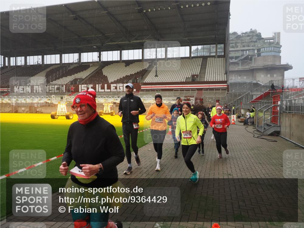07.12.2025 - St. Pauli X-Mass-Run No. 15 Fabian Wolf http://msf.ph/oto/9364429 07.12.2025 10:06:29 Ziel 34, 187, 562, 1369, 1479, 1480, 1832, 1946, 3213, 3232, 3534, 3535, 3536, 3537, 4459, 4657, 4672, 4677, 4736, 4739 meine-sportfotos.de
