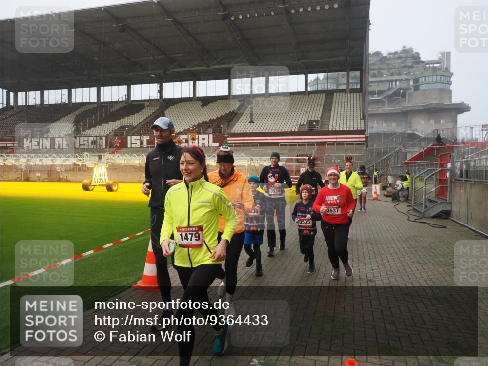 07.12.2025 - St. Pauli X-Mass-Run No. 15 Fabian Wolf http://msf.ph/oto/9364433 07.12.2025 10:06:30 Ziel 34, 187, 562, 1369, 1479, 1480, 1832, 1946, 3213, 3232, 3534, 3535, 3536, 3537, 4459, 4672, 4677 meine-sportfotos.de