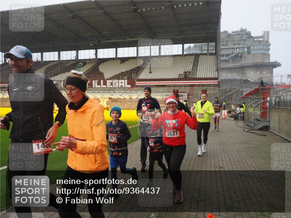 07.12.2025 - St. Pauli X-Mass-Run No. 15 Fabian Wolf http://msf.ph/oto/9364437 07.12.2025 10:06:31 Ziel 34, 150, 187, 562, 1369, 1479, 1480, 1832, 1946, 3213, 3232, 3534, 3535, 3536, 3537, 4459, 4672 meine-sportfotos.de