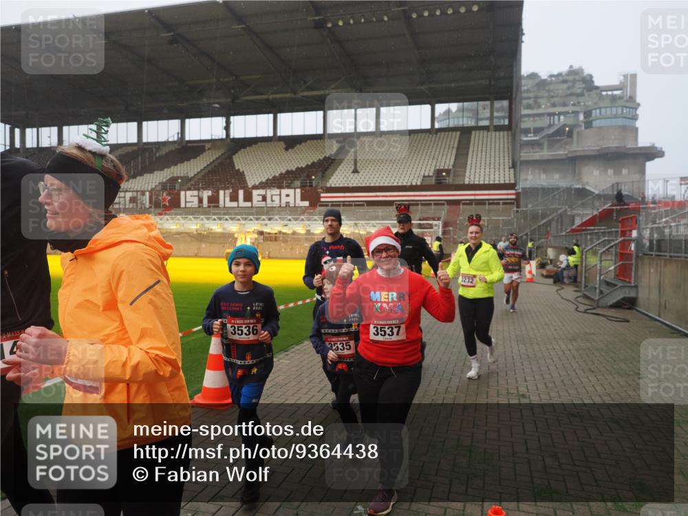 07.12.2025 - St. Pauli X-Mass-Run No. 15 Fabian Wolf http://msf.ph/oto/9364438 07.12.2025 10:06:31 Ziel 34, 150, 187, 562, 1369, 1479, 1480, 1832, 1946, 3213, 3232, 3534, 3535, 3536, 3537, 4459, 4672 meine-sportfotos.de