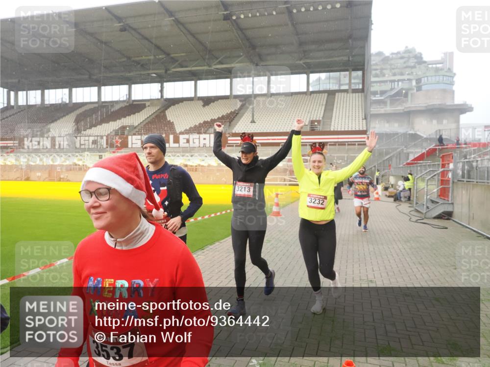 07.12.2025 - St. Pauli X-Mass-Run No. 15 Fabian Wolf http://msf.ph/oto/9364442 07.12.2025 10:06:32 Ziel 34, 150, 187, 562, 1369, 1479, 1480, 1832, 1946, 3213, 3232, 3534, 3535, 3536, 3537, 4459 meine-sportfotos.de