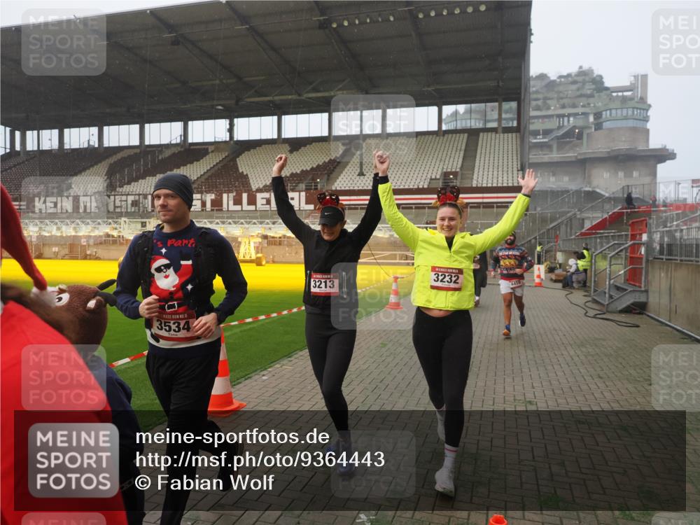 07.12.2025 - St. Pauli X-Mass-Run No. 15 Fabian Wolf http://msf.ph/oto/9364443 07.12.2025 10:06:32 Ziel 34, 150, 187, 562, 1369, 1479, 1480, 1832, 1946, 3213, 3232, 3534, 3535, 3536, 3537, 4459 meine-sportfotos.de
