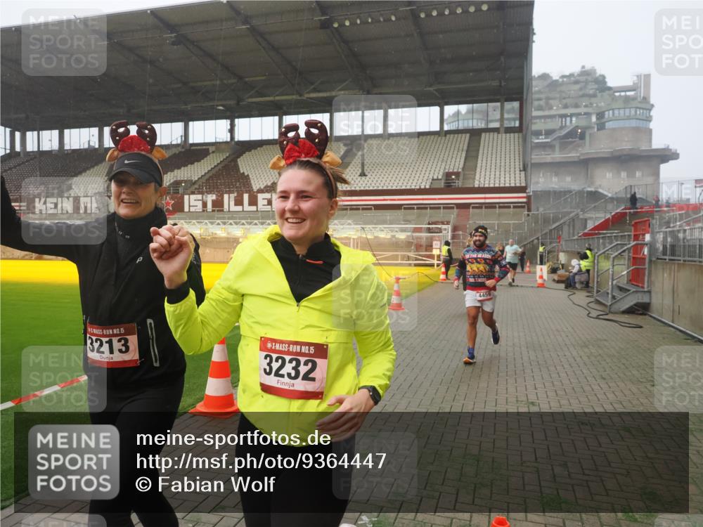 07.12.2025 - St. Pauli X-Mass-Run No. 15 Fabian Wolf http://msf.ph/oto/9364447 07.12.2025 10:06:33 Ziel 34, 150, 187, 562, 1369, 1479, 1480, 1832, 1946, 3213, 3232, 3534, 3535, 3536, 3537, 3970, 3971, 4459 meine-sportfotos.de
