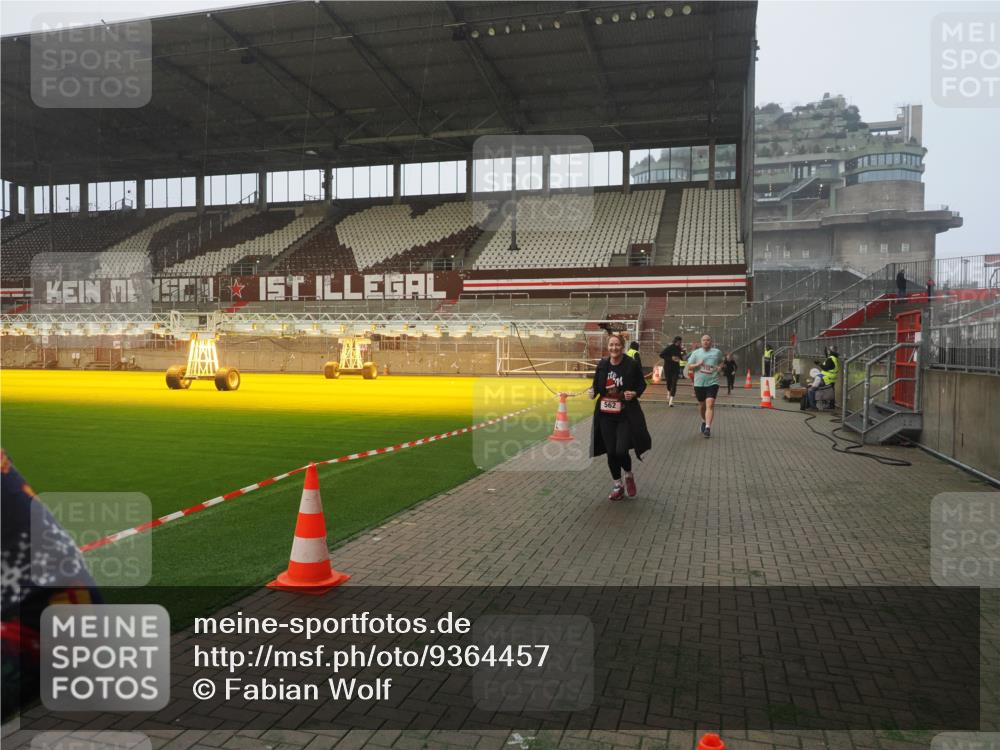 07.12.2025 - St. Pauli X-Mass-Run No. 15 Fabian Wolf http://msf.ph/oto/9364457 07.12.2025 10:06:35 Ziel 34, 150, 562, 1369, 1479, 1480, 1946, 3213, 3232, 3330, 3534, 3535, 3536, 3537, 3970, 3971, 4459 meine-sportfotos.de