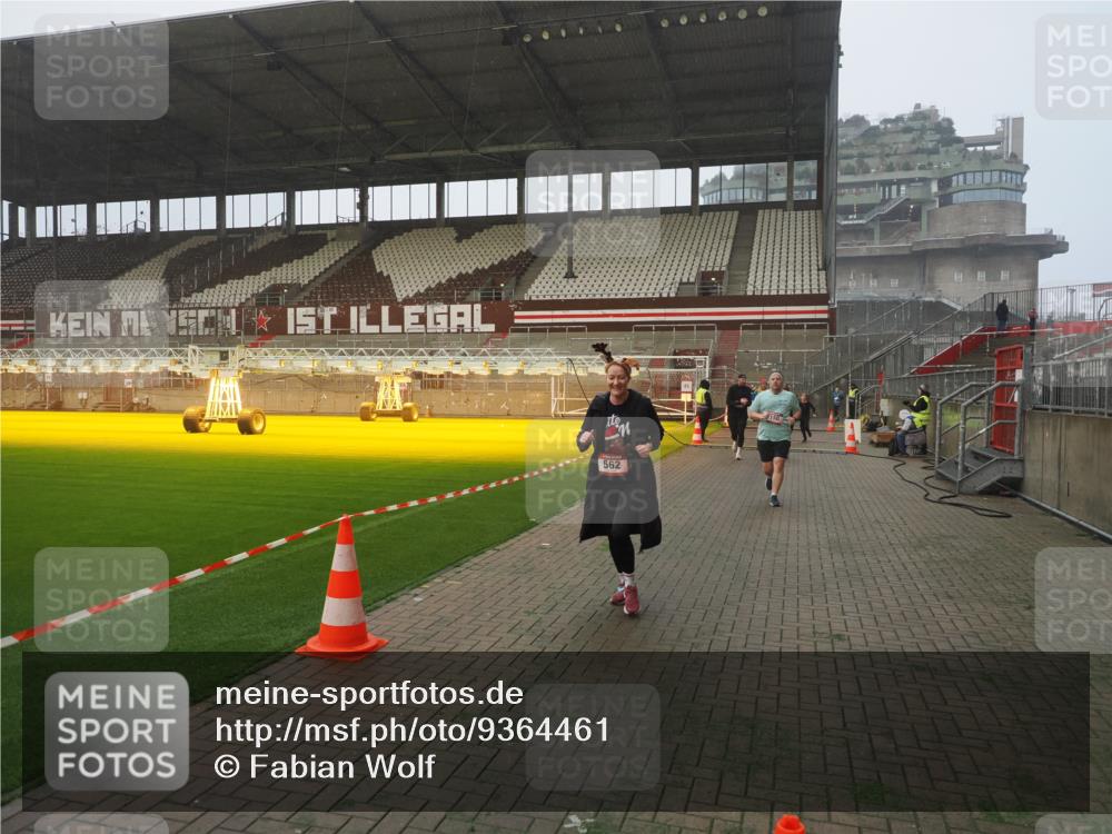 07.12.2025 - St. Pauli X-Mass-Run No. 15 Fabian Wolf http://msf.ph/oto/9364461 07.12.2025 10:06:36 Ziel 34, 150, 562, 1369, 1479, 1480, 1946, 3213, 3232, 3330, 3333, 3534, 3535, 3536, 3537, 3970, 3971, 4459 meine-sportfotos.de