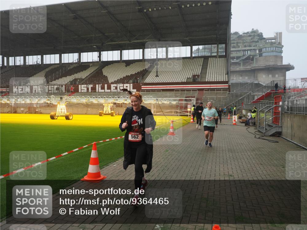 07.12.2025 - St. Pauli X-Mass-Run No. 15 Fabian Wolf http://msf.ph/oto/9364465 07.12.2025 10:06:37 Ziel 34, 150, 562, 1369, 1479, 1480, 1946, 3213, 3232, 3330, 3333, 3534, 3535, 3536, 3537, 3970, 3971, 4459 meine-sportfotos.de