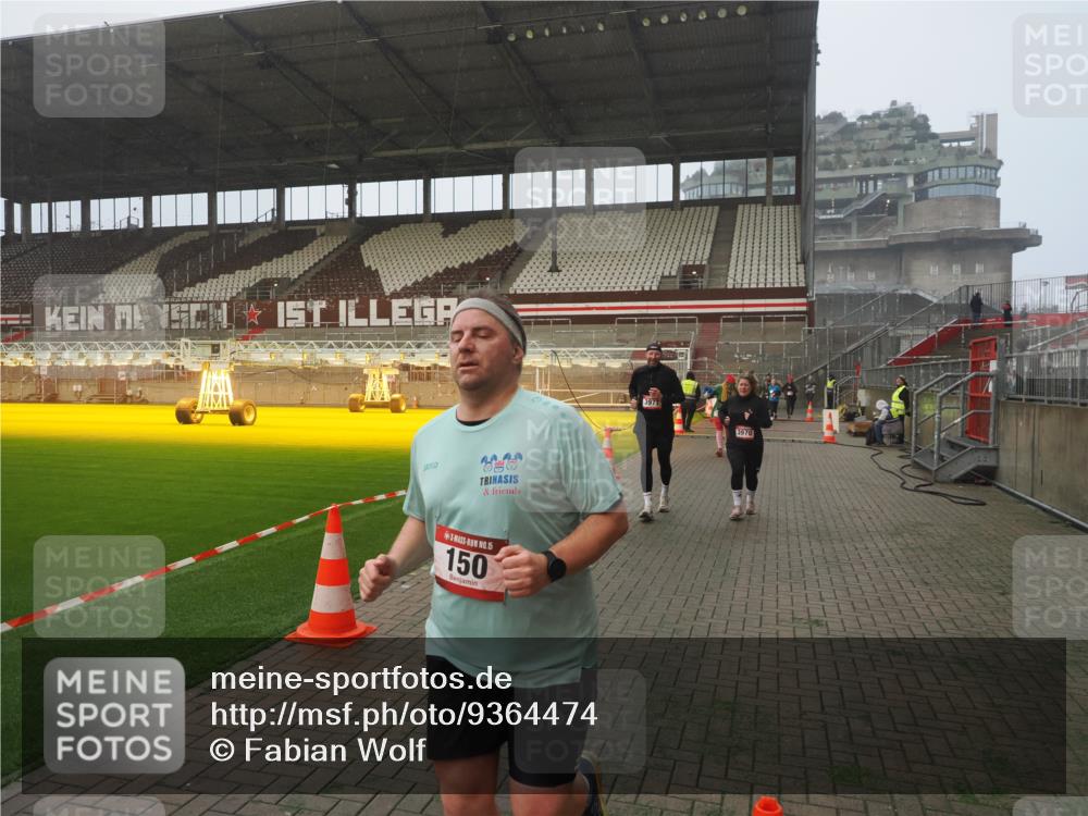 07.12.2025 - St. Pauli X-Mass-Run No. 15 Fabian Wolf http://msf.ph/oto/9364474 07.12.2025 10:06:39 Ziel 150, 562, 1369, 1479, 1480, 3213, 3232, 3330, 3333, 3534, 3535, 3536, 3537, 3970, 3971, 4459 meine-sportfotos.de