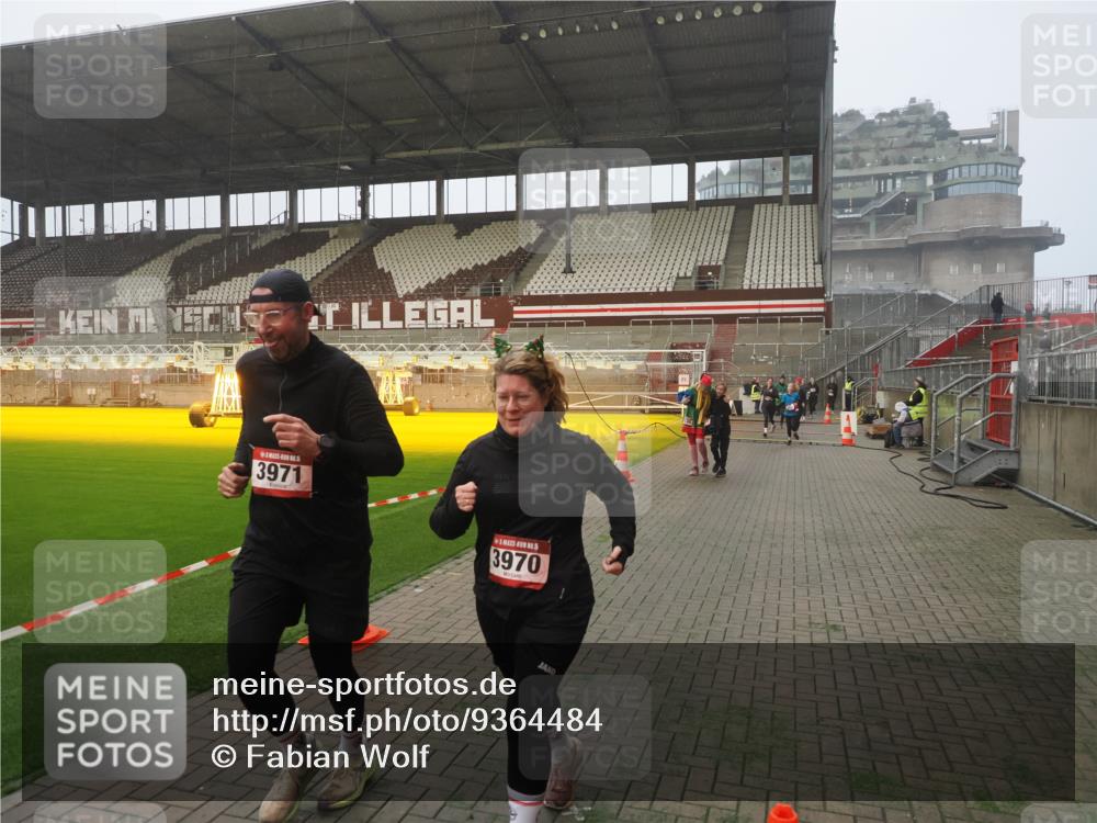 07.12.2025 - St. Pauli X-Mass-Run No. 15 Fabian Wolf http://msf.ph/oto/9364484 07.12.2025 10:06:41 Ziel 150, 562, 2129, 3213, 3232, 3330, 3333, 3534, 3535, 3536, 3537, 3970, 3971, 4459, 4735, 4738 meine-sportfotos.de