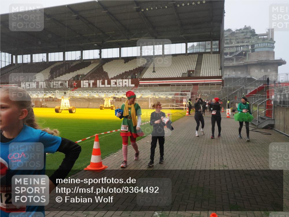 07.12.2025 - St. Pauli X-Mass-Run No. 15 Fabian Wolf http://msf.ph/oto/9364492 07.12.2025 10:06:47 Ziel 150, 217, 867, 1007, 1103, 1505, 2129, 3189, 3330, 3333, 3970, 3971, 4735, 4738 meine-sportfotos.de