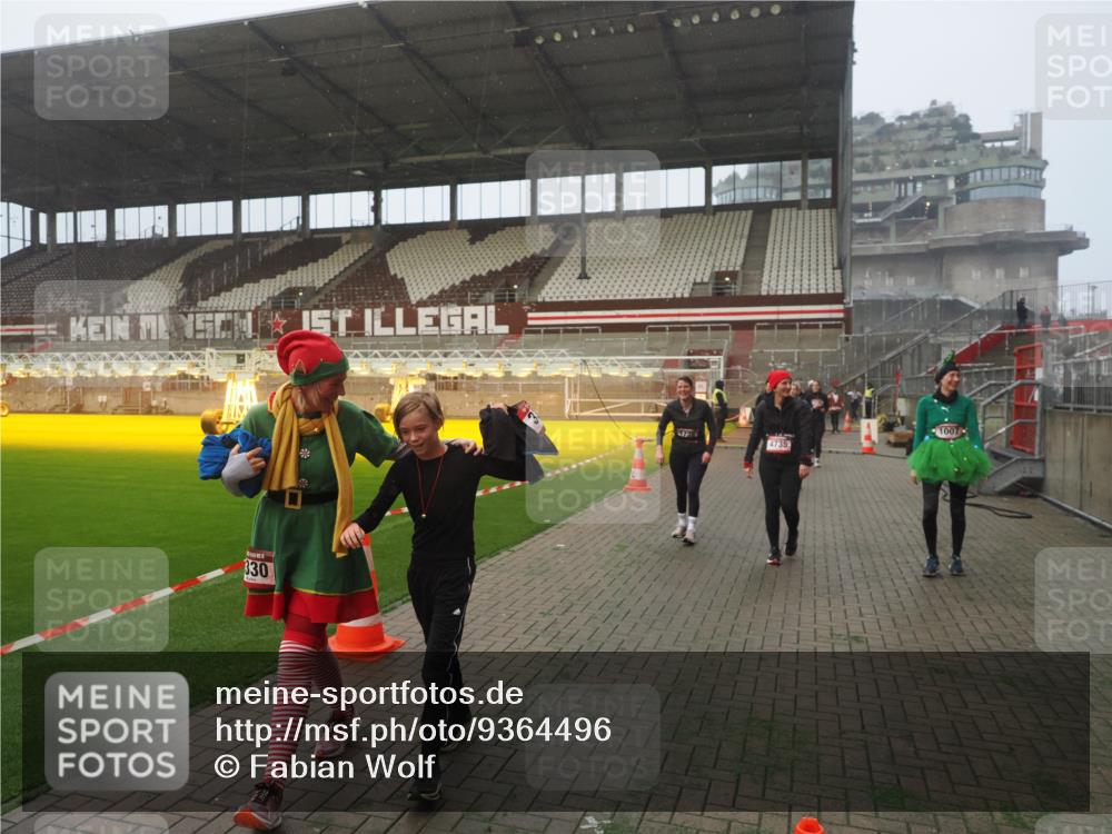 07.12.2025 - St. Pauli X-Mass-Run No. 15 Fabian Wolf http://msf.ph/oto/9364496 07.12.2025 10:06:49 Ziel 150, 217, 366, 867, 1007, 1103, 1505, 1735, 2129, 3189, 3330, 3333, 3970, 3971, 4735, 4738 meine-sportfotos.de