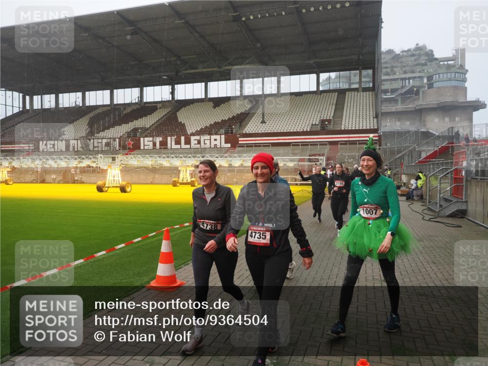 07.12.2025 - St. Pauli X-Mass-Run No. 15 Fabian Wolf http://msf.ph/oto/9364504 07.12.2025 10:06:52 Ziel 217, 366, 867, 972, 975, 1007, 1103, 1505, 1735, 1736, 2129, 3189, 3330, 3333, 3970, 3971, 4735, 4738 meine-sportfotos.de