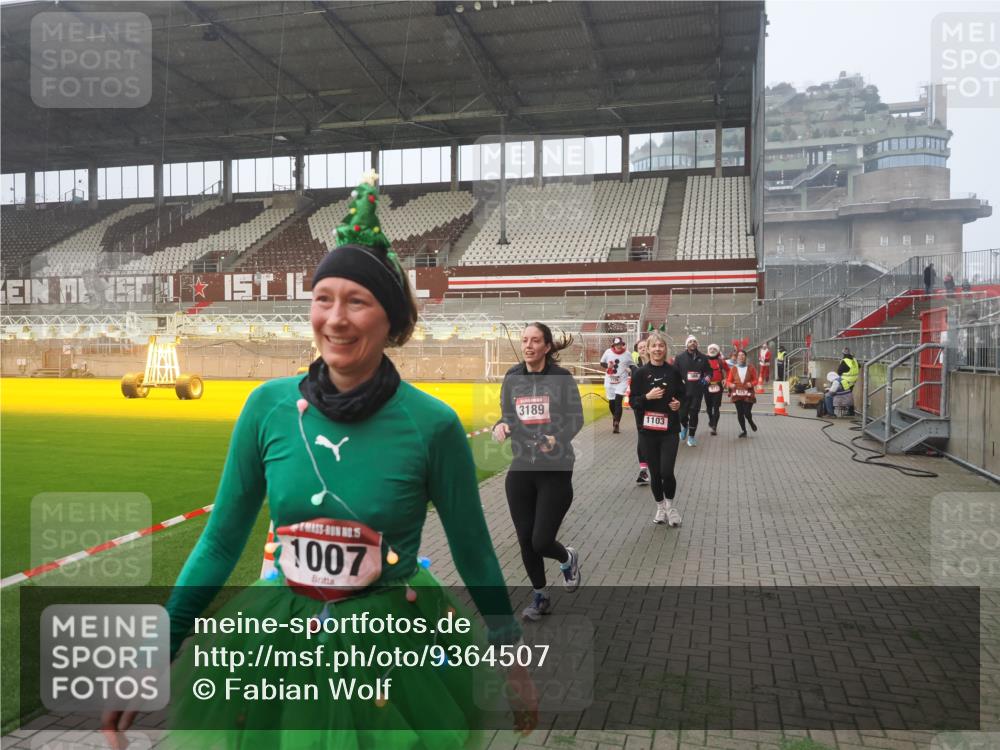 07.12.2025 - St. Pauli X-Mass-Run No. 15 Fabian Wolf http://msf.ph/oto/9364507 07.12.2025 10:06:54 Ziel 217, 366, 867, 972, 975, 1007, 1103, 1505, 1735, 1736, 2129, 3189, 3330, 3333, 4354, 4735, 4738 meine-sportfotos.de