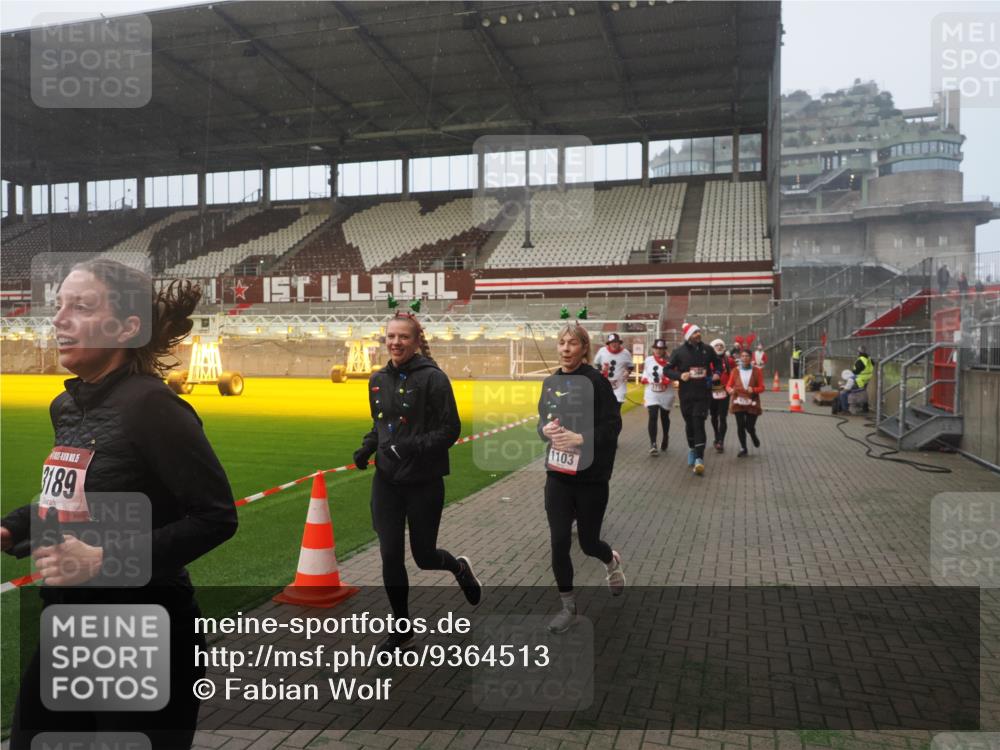07.12.2025 - St. Pauli X-Mass-Run No. 15 Fabian Wolf http://msf.ph/oto/9364513 07.12.2025 10:06:55 Ziel 217, 366, 867, 972, 975, 1007, 1103, 1505, 1735, 1736, 2129, 3189, 3330, 3333, 4354, 4735, 4738 meine-sportfotos.de
