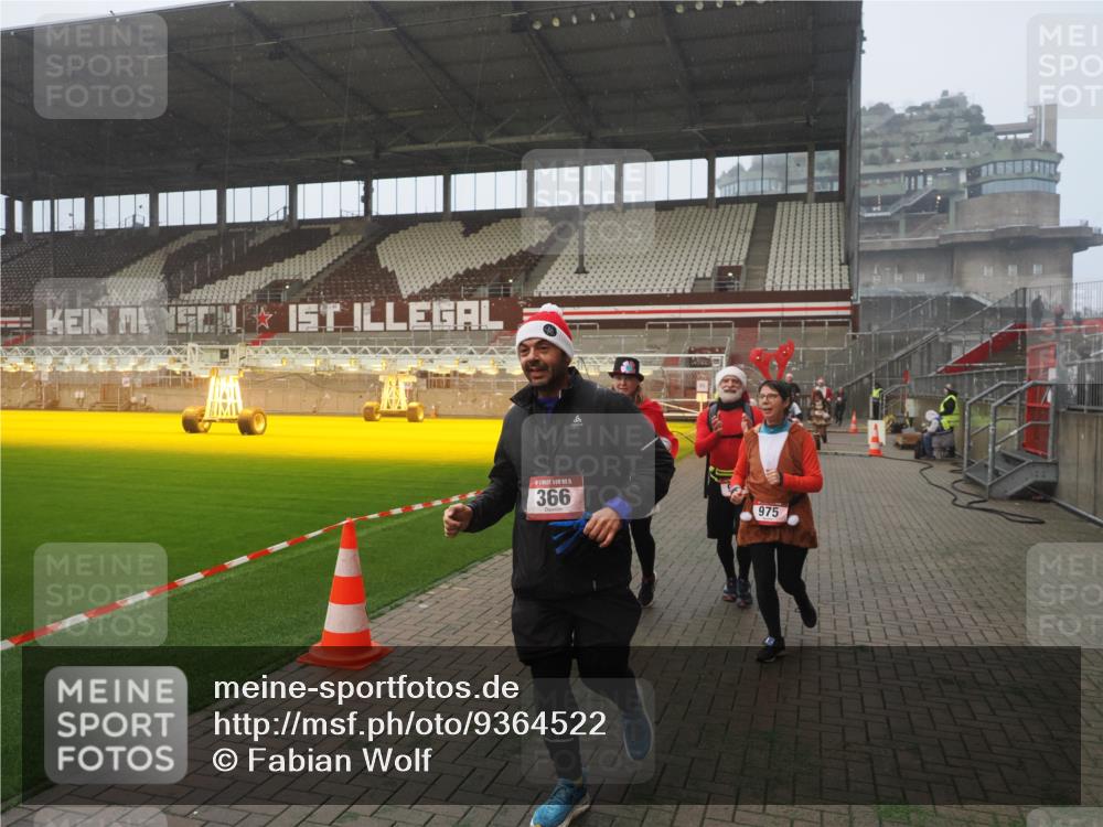 07.12.2025 - St. Pauli X-Mass-Run No. 15 Fabian Wolf http://msf.ph/oto/9364522 07.12.2025 10:06:58 Ziel 217, 366, 421, 792, 867, 972, 975, 1007, 1103, 1505, 1572, 1735, 1736, 2129, 3189, 4354, 4735, 4738 meine-sportfotos.de