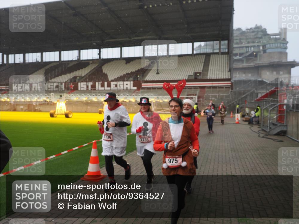07.12.2025 - St. Pauli X-Mass-Run No. 15 Fabian Wolf http://msf.ph/oto/9364527 07.12.2025 10:06:59 Ziel 217, 366, 421, 792, 867, 972, 975, 1007, 1103, 1505, 1572, 1735, 1736, 2129, 3189, 3945, 4354, 4735, 4738 meine-sportfotos.de