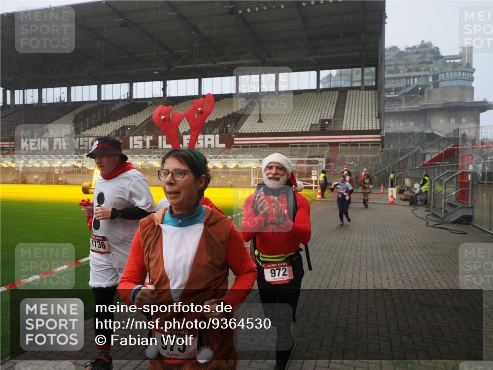 07.12.2025 - St. Pauli X-Mass-Run No. 15 Fabian Wolf http://msf.ph/oto/9364530 07.12.2025 10:07:00 Ziel 217, 366, 421, 792, 867, 972, 975, 1007, 1103, 1505, 1572, 1735, 1736, 2129, 3189, 3945, 4354, 4735, 4738 meine-sportfotos.de