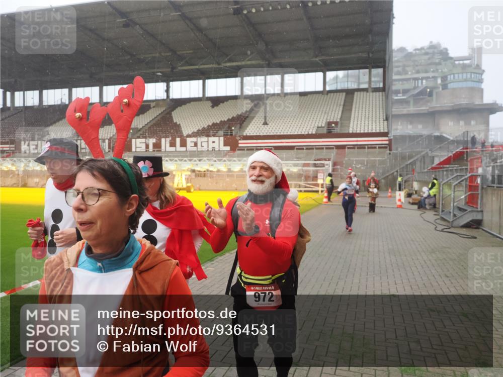 07.12.2025 - St. Pauli X-Mass-Run No. 15 Fabian Wolf http://msf.ph/oto/9364531 07.12.2025 10:07:00 Ziel 217, 366, 421, 792, 867, 972, 975, 1007, 1103, 1505, 1572, 1735, 1736, 2129, 3189, 3945, 4354, 4735, 4738 meine-sportfotos.de