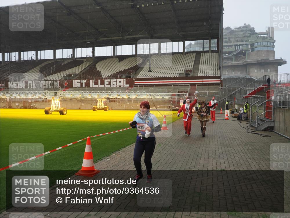 07.12.2025 - St. Pauli X-Mass-Run No. 15 Fabian Wolf http://msf.ph/oto/9364536 07.12.2025 10:07:03 Ziel 217, 366, 421, 792, 867, 972, 975, 1103, 1505, 1572, 1735, 1736, 3189, 3414, 3945, 4354 meine-sportfotos.de
