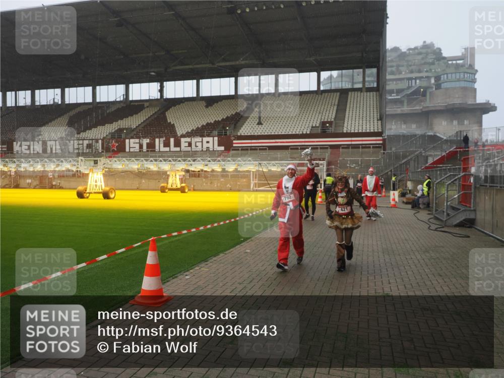 07.12.2025 - St. Pauli X-Mass-Run No. 15 Fabian Wolf http://msf.ph/oto/9364543 07.12.2025 10:07:05 Ziel 217, 366, 421, 792, 972, 975, 1103, 1505, 1572, 1735, 1736, 3189, 3414, 3945, 4354 meine-sportfotos.de