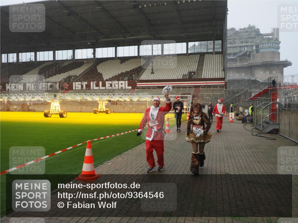 07.12.2025 - St. Pauli X-Mass-Run No. 15 Fabian Wolf http://msf.ph/oto/9364546 07.12.2025 10:07:05 Ziel 217, 366, 421, 792, 972, 975, 1103, 1505, 1572, 1735, 1736, 3189, 3414, 3945, 4354 meine-sportfotos.de