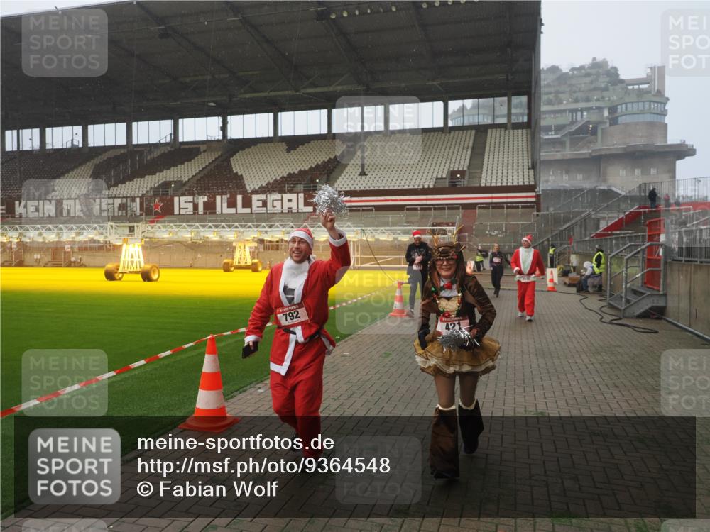 07.12.2025 - St. Pauli X-Mass-Run No. 15 Fabian Wolf http://msf.ph/oto/9364548 07.12.2025 10:07:06 Ziel 217, 366, 421, 792, 972, 975, 1103, 1505, 1572, 1735, 1736, 3414, 3945, 4354 meine-sportfotos.de