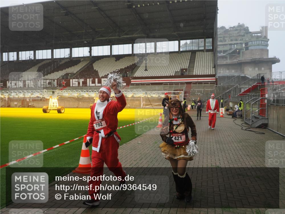 07.12.2025 - St. Pauli X-Mass-Run No. 15 Fabian Wolf http://msf.ph/oto/9364549 07.12.2025 10:07:06 Ziel 217, 366, 421, 792, 972, 975, 1103, 1505, 1572, 1735, 1736, 3414, 3945, 4354 meine-sportfotos.de