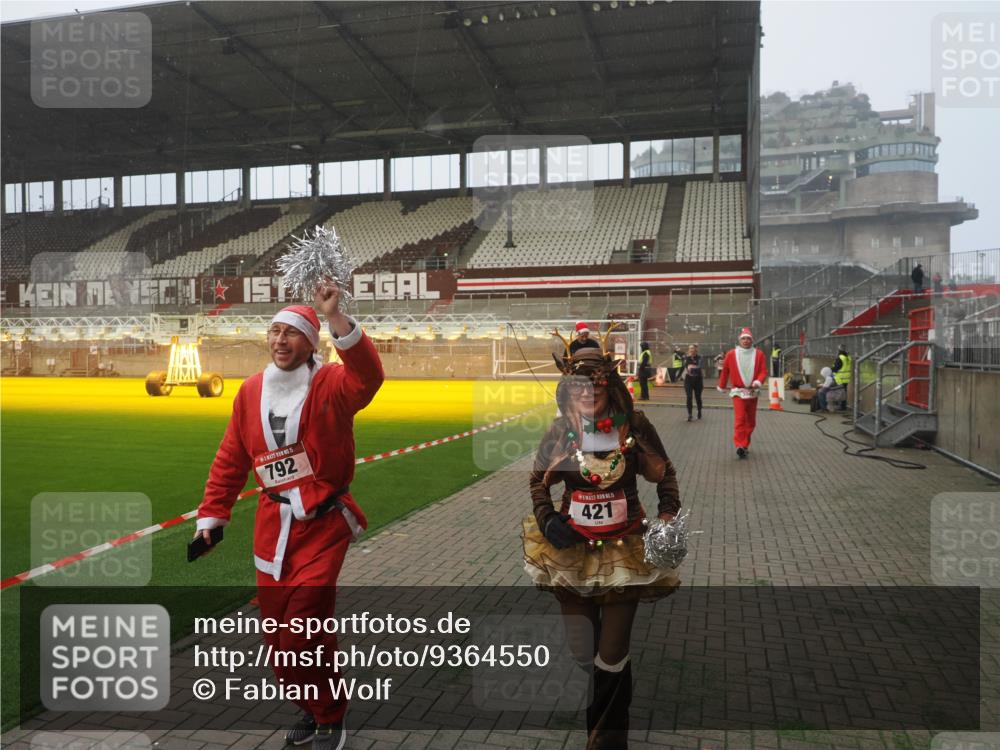 07.12.2025 - St. Pauli X-Mass-Run No. 15 Fabian Wolf http://msf.ph/oto/9364550 07.12.2025 10:07:06 Ziel 217, 366, 421, 792, 972, 975, 1103, 1505, 1572, 1735, 1736, 3414, 3945, 4354 meine-sportfotos.de