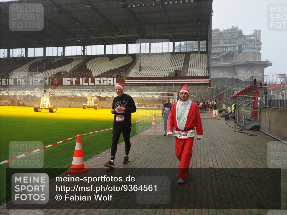07.12.2025 - St. Pauli X-Mass-Run No. 15 Fabian Wolf http://msf.ph/oto/9364561 07.12.2025 10:07:11 Ziel 421, 792, 1572, 2983, 3414, 3945, 4354 meine-sportfotos.de