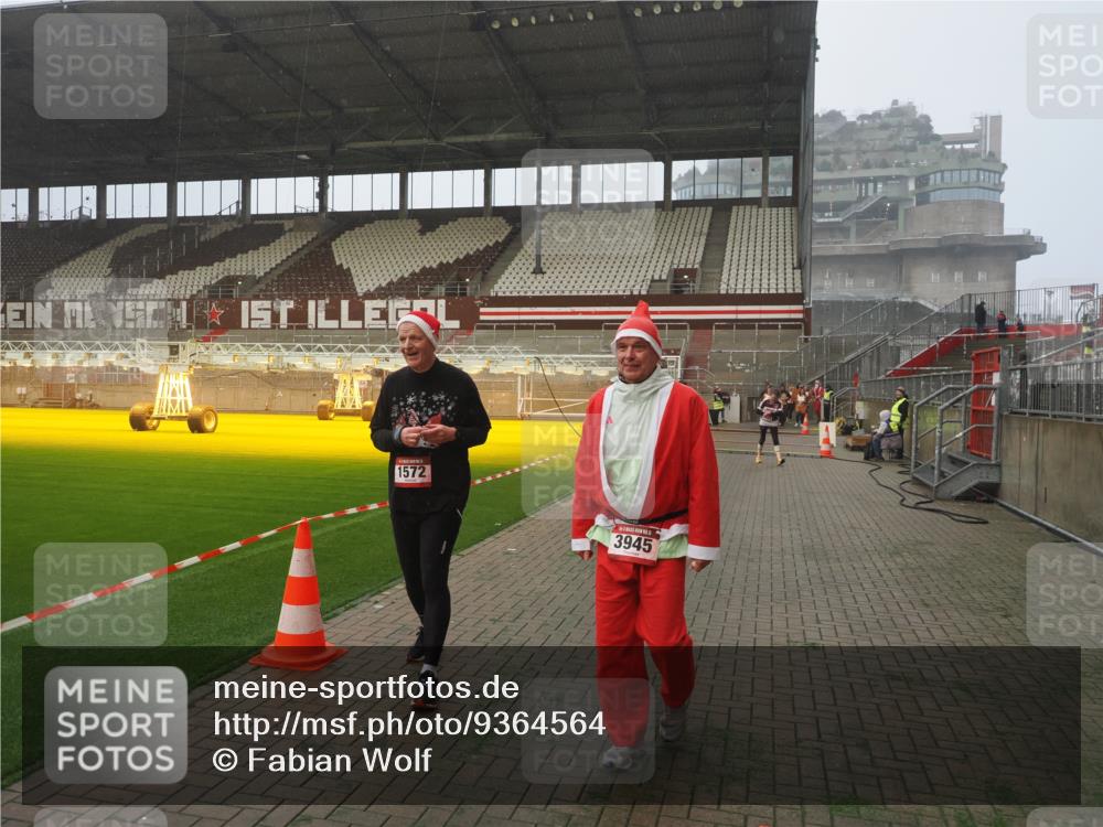 07.12.2025 - St. Pauli X-Mass-Run No. 15 Fabian Wolf http://msf.ph/oto/9364564 07.12.2025 10:07:12 Ziel 421, 792, 1572, 2983, 3414, 3945, 4354 meine-sportfotos.de