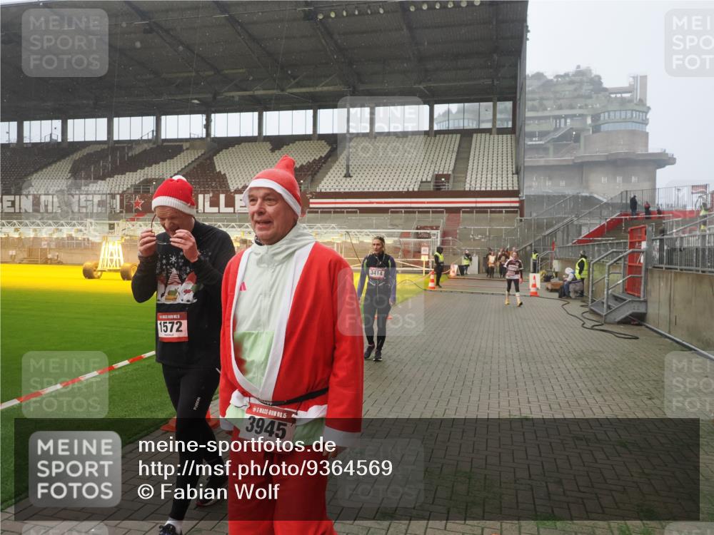 07.12.2025 - St. Pauli X-Mass-Run No. 15 Fabian Wolf http://msf.ph/oto/9364569 07.12.2025 10:07:13 Ziel 421, 792, 1572, 2983, 3414, 3945, 4354 meine-sportfotos.de