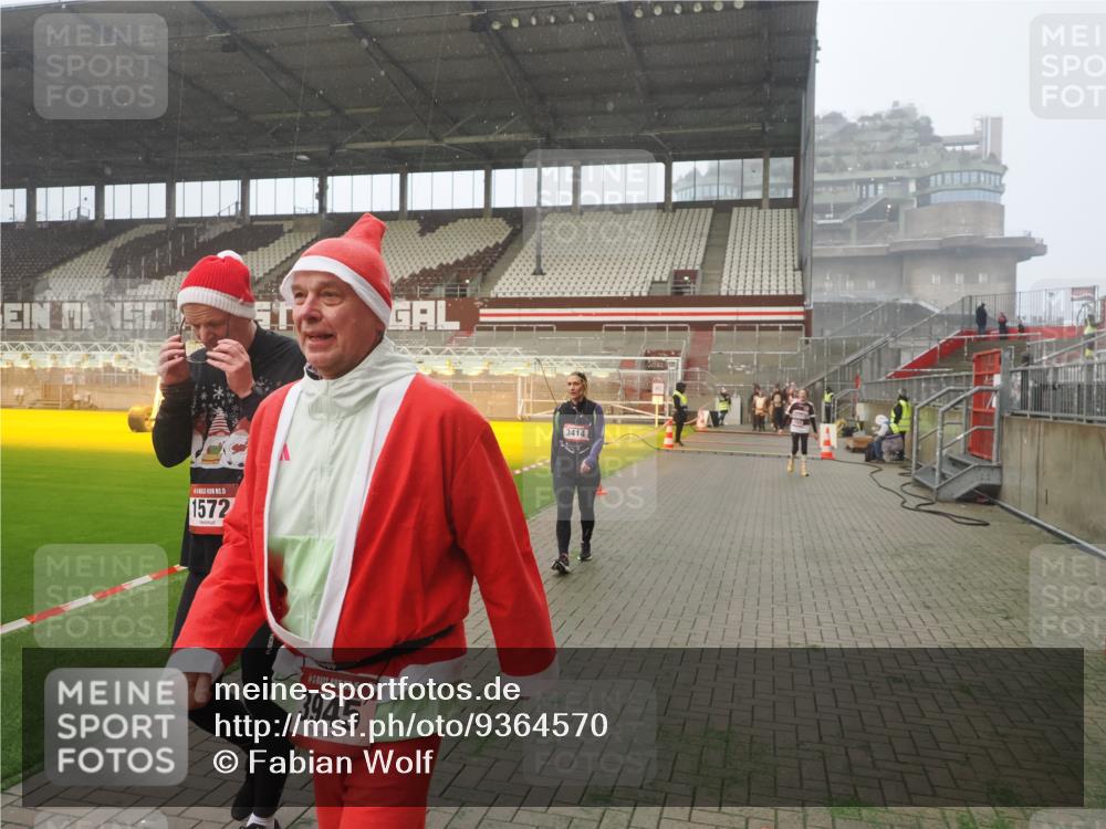 07.12.2025 - St. Pauli X-Mass-Run No. 15 Fabian Wolf http://msf.ph/oto/9364570 07.12.2025 10:07:13 Ziel 421, 792, 1572, 2983, 3414, 3945, 4354 meine-sportfotos.de