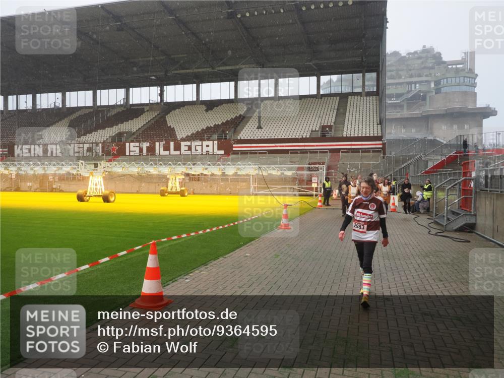 07.12.2025 - St. Pauli X-Mass-Run No. 15 Fabian Wolf http://msf.ph/oto/9364595 07.12.2025 10:07:21 Ziel 256, 265, 272, 517, 657, 685, 716, 767, 1187, 1234, 2983, 3414 meine-sportfotos.de