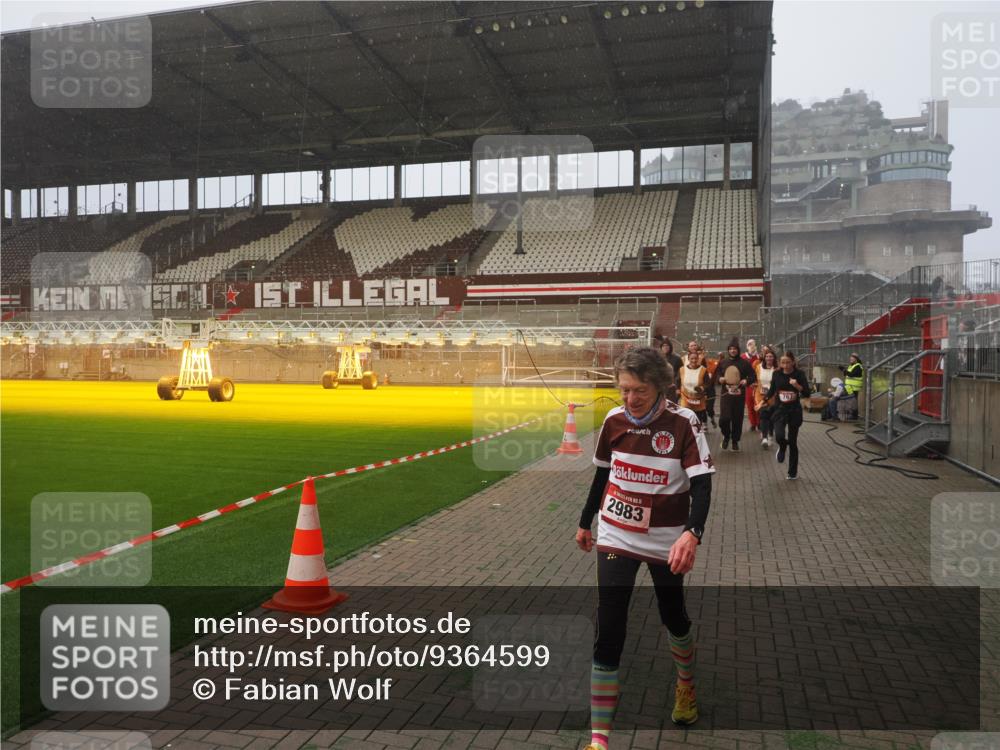 07.12.2025 - St. Pauli X-Mass-Run No. 15 Fabian Wolf http://msf.ph/oto/9364599 07.12.2025 10:07:23 Ziel 256, 265, 272, 517, 657, 685, 716, 767, 1187, 1234, 2983 meine-sportfotos.de