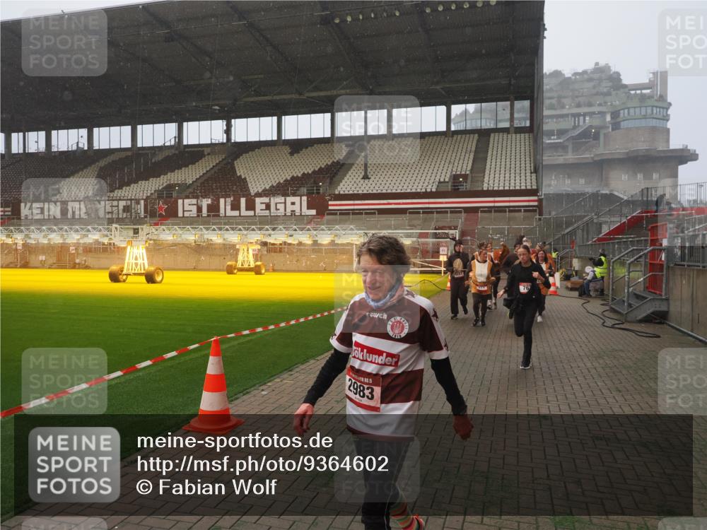 07.12.2025 - St. Pauli X-Mass-Run No. 15 Fabian Wolf http://msf.ph/oto/9364602 07.12.2025 10:07:23 Ziel 256, 265, 272, 517, 657, 685, 716, 767, 1187, 1234, 2983 meine-sportfotos.de