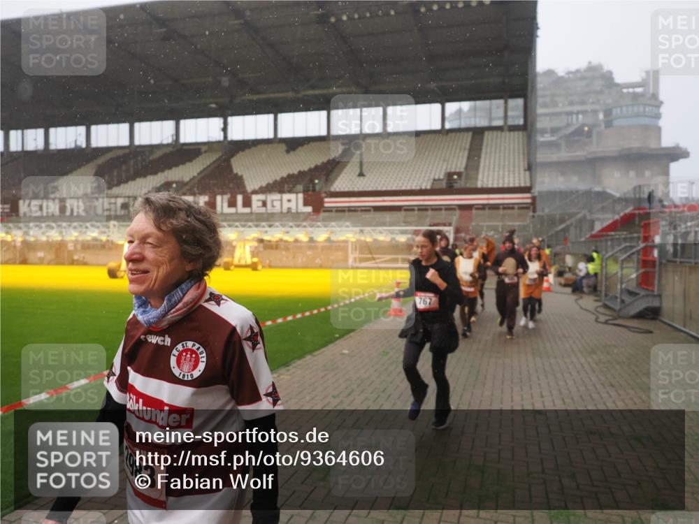 07.12.2025 - St. Pauli X-Mass-Run No. 15 Fabian Wolf http://msf.ph/oto/9364606 07.12.2025 10:07:24 Ziel 256, 265, 272, 517, 657, 685, 716, 767, 1187, 1234, 2983 meine-sportfotos.de