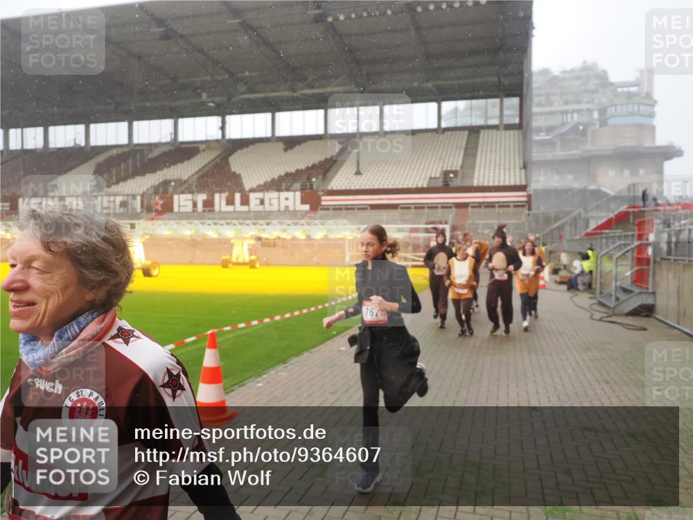 07.12.2025 - St. Pauli X-Mass-Run No. 15 Fabian Wolf http://msf.ph/oto/9364607 07.12.2025 10:07:24 Ziel 256, 265, 272, 517, 657, 685, 716, 767, 1187, 1234, 2983 meine-sportfotos.de