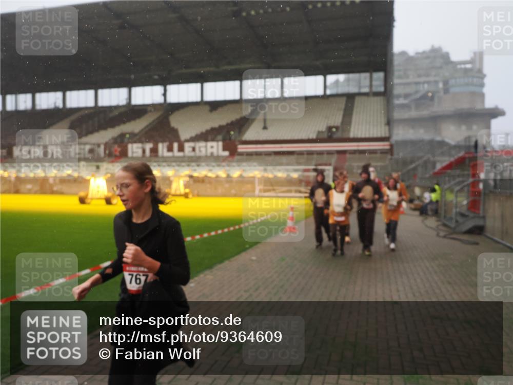 07.12.2025 - St. Pauli X-Mass-Run No. 15 Fabian Wolf http://msf.ph/oto/9364609 07.12.2025 10:07:25 Ziel 256, 265, 272, 517, 657, 685, 716, 767, 1187, 1234, 2983 meine-sportfotos.de