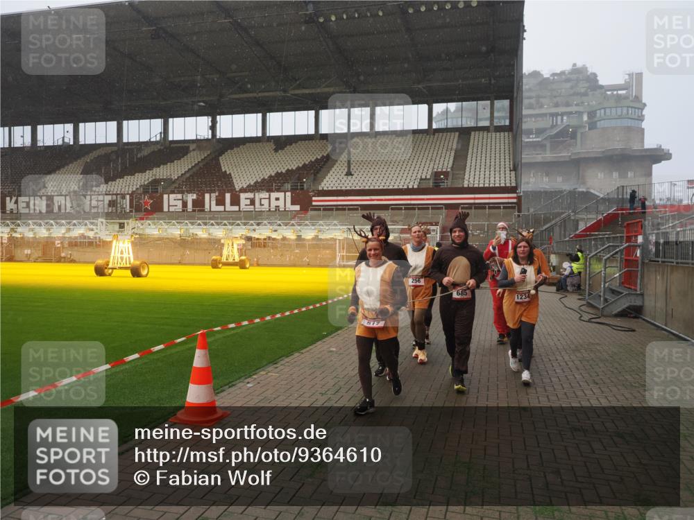 07.12.2025 - St. Pauli X-Mass-Run No. 15 Fabian Wolf http://msf.ph/oto/9364610 07.12.2025 10:07:26 Ziel 256, 265, 272, 517, 657, 685, 716, 767, 1187, 1234, 1543, 2983, 3003 meine-sportfotos.de