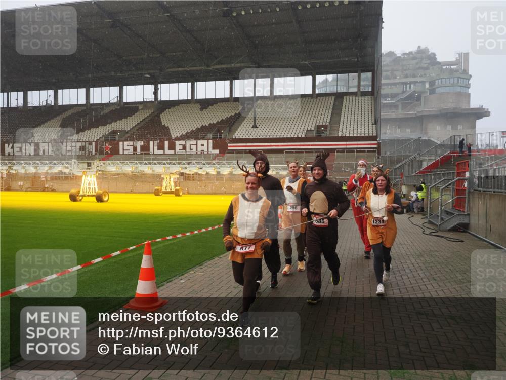 07.12.2025 - St. Pauli X-Mass-Run No. 15 Fabian Wolf http://msf.ph/oto/9364612 07.12.2025 10:07:26 Ziel 256, 265, 272, 517, 657, 685, 716, 767, 1187, 1234, 1543, 2983, 3003 meine-sportfotos.de