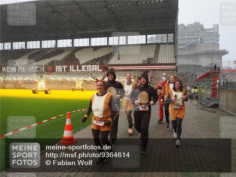 07.12.2025 - St. Pauli X-Mass-Run No. 15 Fabian Wolf http://msf.ph/oto/9364614 07.12.2025 10:07:27 Ziel 256, 265, 272, 517, 657, 685, 716, 767, 1187, 1234, 1543, 2983, 3003 meine-sportfotos.de