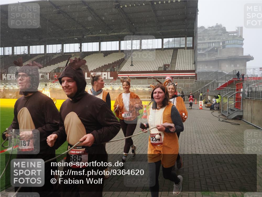 07.12.2025 - St. Pauli X-Mass-Run No. 15 Fabian Wolf http://msf.ph/oto/9364620 07.12.2025 10:07:28 Ziel 256, 265, 272, 517, 657, 685, 716, 767, 1187, 1234, 1543, 2983, 3003 meine-sportfotos.de
