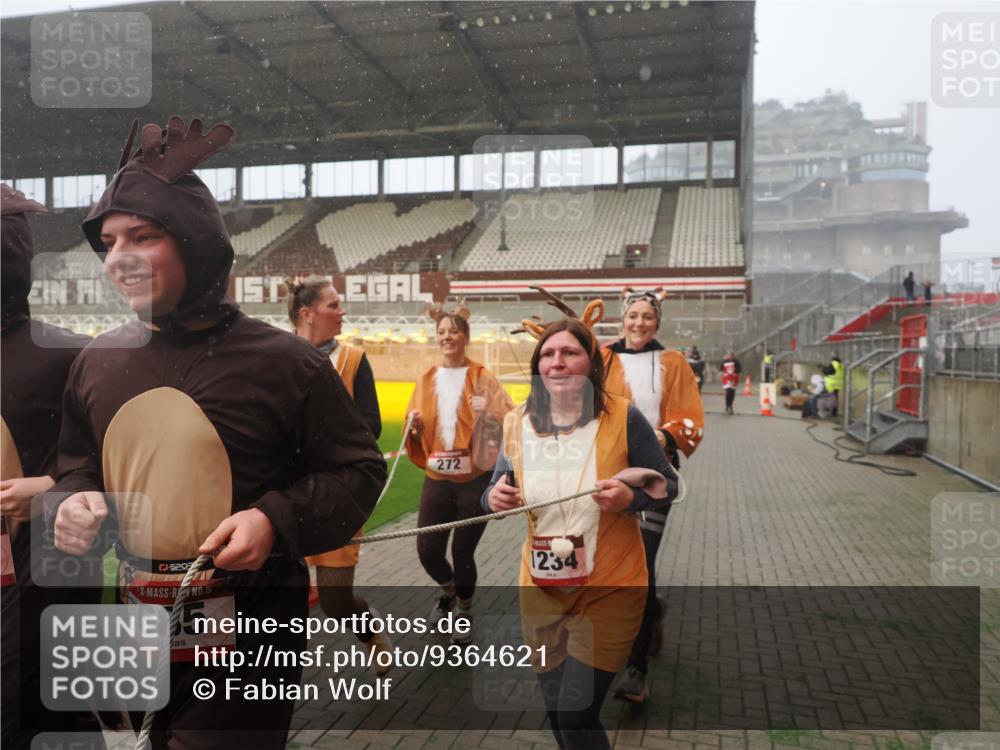 07.12.2025 - St. Pauli X-Mass-Run No. 15 Fabian Wolf http://msf.ph/oto/9364621 07.12.2025 10:07:28 Ziel 256, 265, 272, 517, 657, 685, 716, 767, 1187, 1234, 1543, 2983, 3003 meine-sportfotos.de