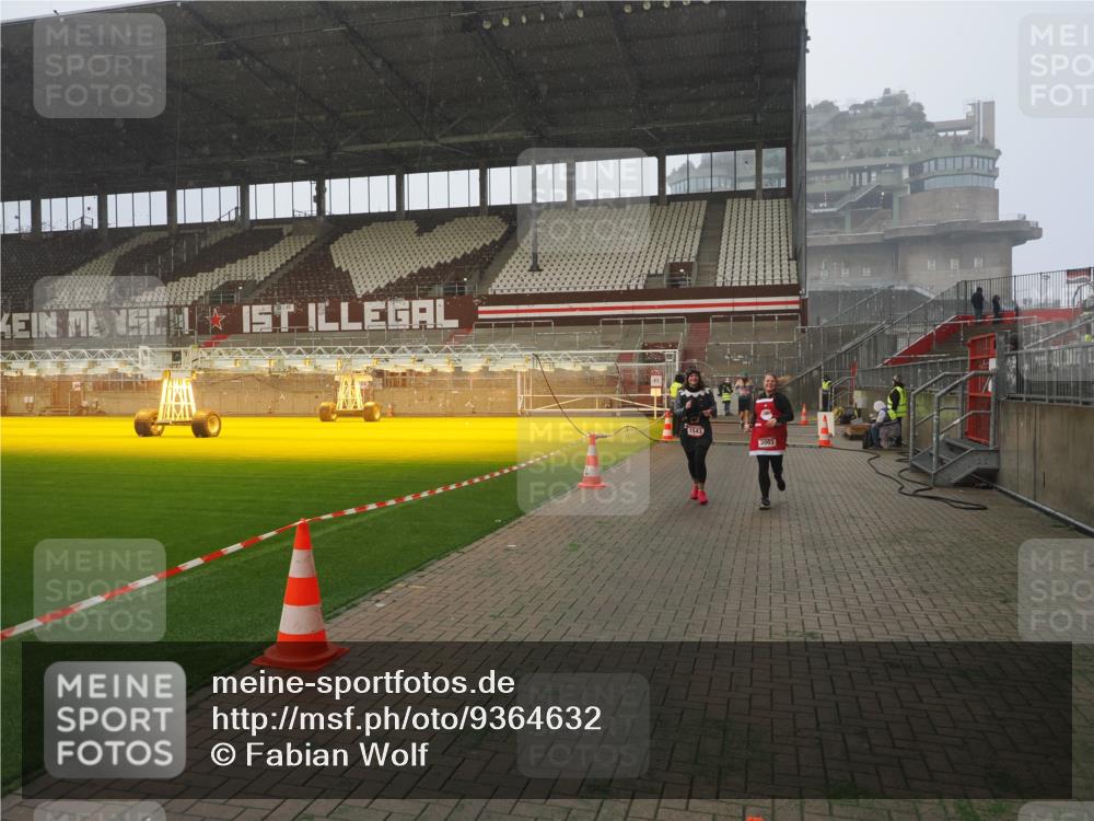 07.12.2025 - St. Pauli X-Mass-Run No. 15 Fabian Wolf http://msf.ph/oto/9364632 07.12.2025 10:07:32 Ziel 256, 265, 272, 517, 657, 685, 716, 767, 1187, 1234, 1447, 1449, 1543, 3003 meine-sportfotos.de