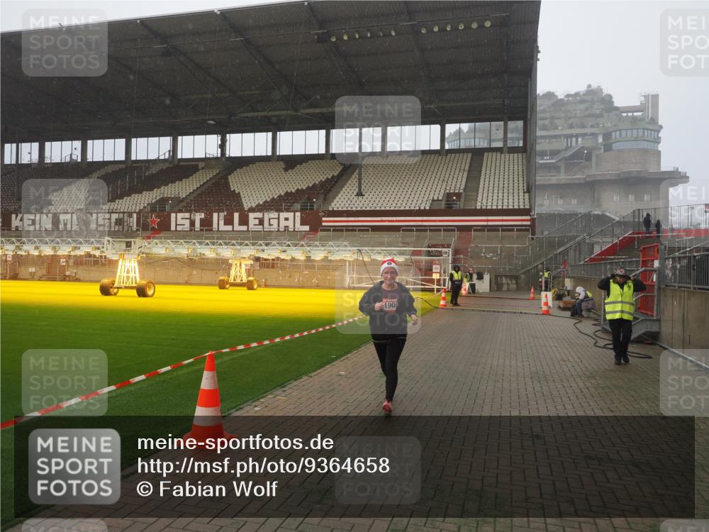 07.12.2025 - St. Pauli X-Mass-Run No. 15 Fabian Wolf http://msf.ph/oto/9364658 07.12.2025 10:07:48 Ziel 1447, 1449, 1905 meine-sportfotos.de