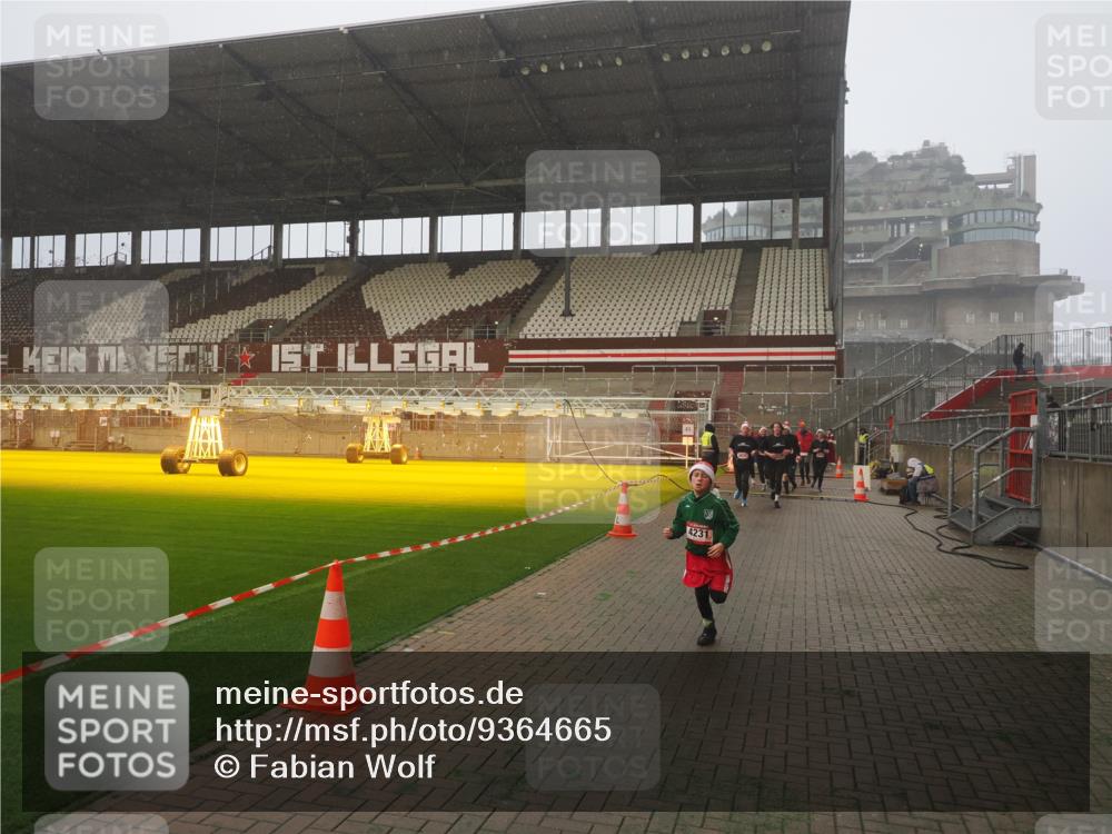 07.12.2025 - St. Pauli X-Mass-Run No. 15 Fabian Wolf http://msf.ph/oto/9364665 07.12.2025 10:07:58 Ziel 1905, 3627, 3628, 4231, 4623, 4624, 4626, 4734, 4737, 4740 meine-sportfotos.de