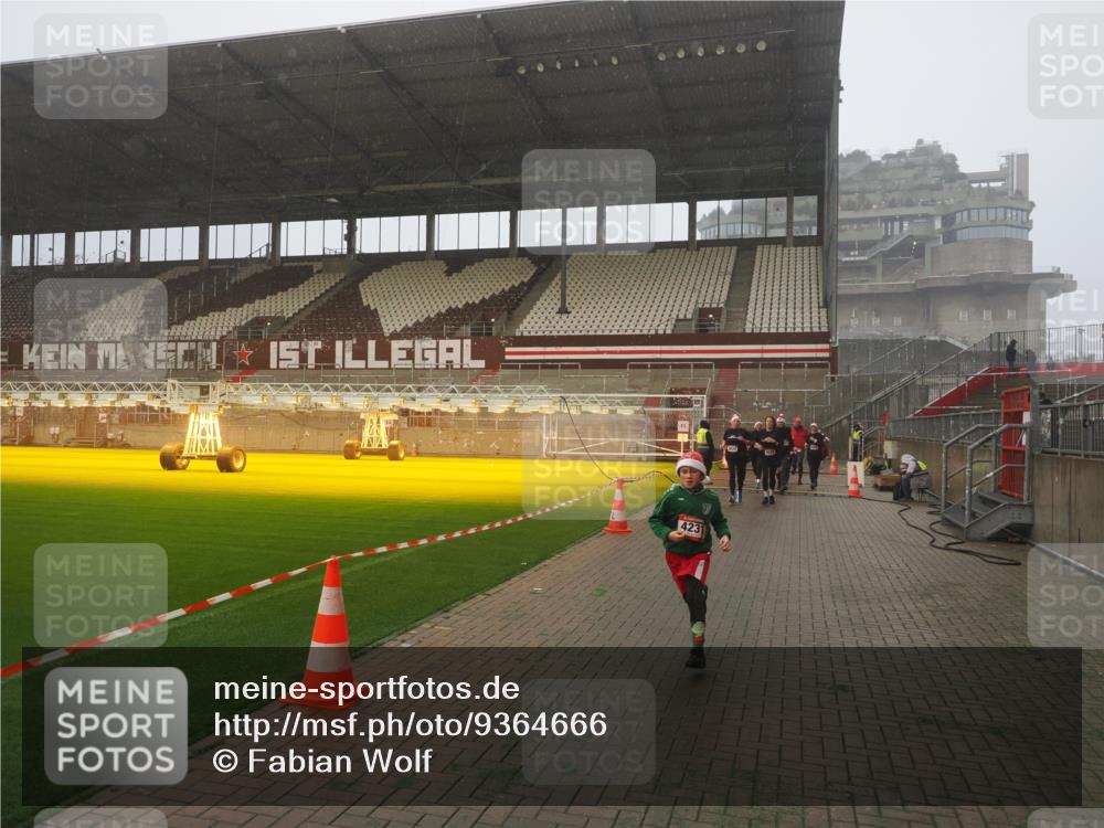 07.12.2025 - St. Pauli X-Mass-Run No. 15 Fabian Wolf http://msf.ph/oto/9364666 07.12.2025 10:07:58 Ziel 1905, 3627, 3628, 4231, 4623, 4624, 4626, 4734, 4737, 4740 meine-sportfotos.de