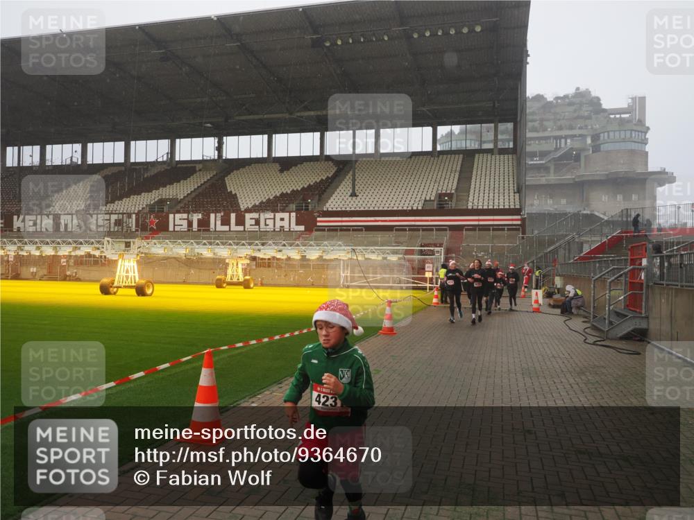 07.12.2025 - St. Pauli X-Mass-Run No. 15 Fabian Wolf http://msf.ph/oto/9364670 07.12.2025 10:07:59 Ziel 1905, 3627, 3628, 4231, 4623, 4624, 4626, 4734, 4737, 4740 meine-sportfotos.de