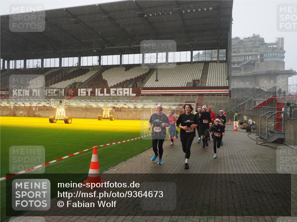 07.12.2025 - St. Pauli X-Mass-Run No. 15 Fabian Wolf http://msf.ph/oto/9364673 07.12.2025 10:08:03 Ziel 2691, 2692, 3627, 3628, 4231, 4623, 4624, 4626, 4734, 4737, 4740 meine-sportfotos.de