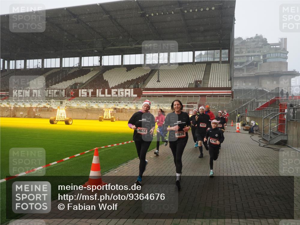 07.12.2025 - St. Pauli X-Mass-Run No. 15 Fabian Wolf http://msf.ph/oto/9364676 07.12.2025 10:08:03 Ziel 2691, 2692, 3627, 3628, 4231, 4623, 4624, 4626, 4734, 4737, 4740 meine-sportfotos.de
